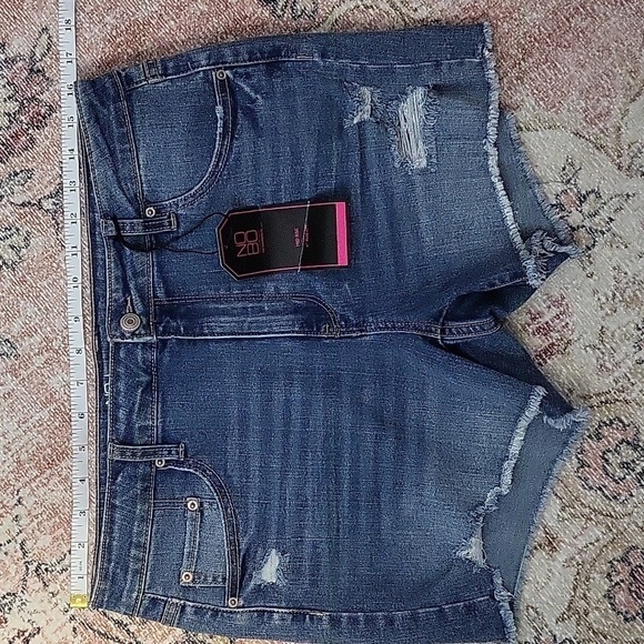 No Boundaries Mid-Rise Distressed 4" Inseam Frayed Hem Jean Short - Size 13 - Picture 2 of 7